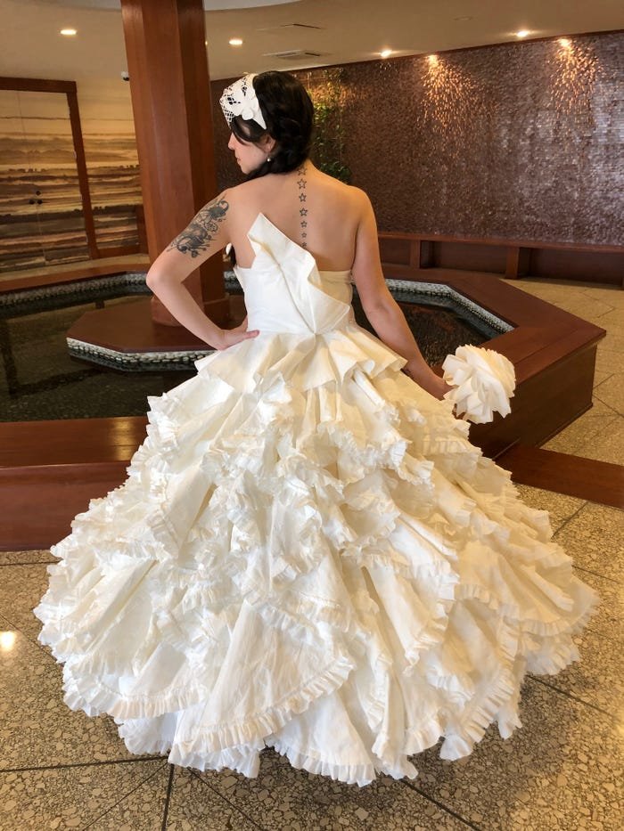 В США прошел конкурс по созданию свадебных платьев из туалетной бумаги