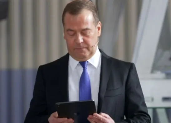 «Бесславный конец»: Медведев хвастался превосходством российской техники над западной, читая текст с американского планшета. Видео