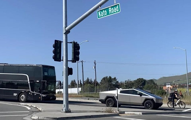 Пикап Tesla Cybertruck впервые был замечен на дорогах