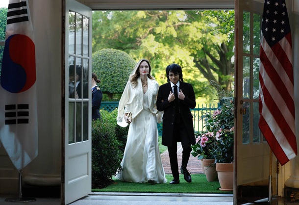 Анджелина Джоли вместе со старшим сыном посетила Белый дом (ФОТО)