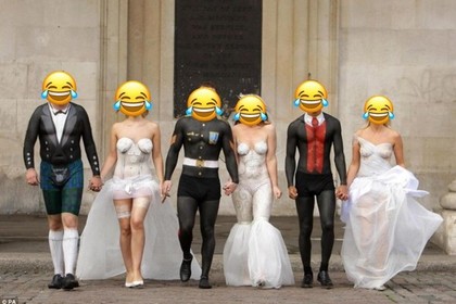 Невесты знатно оконфузились на групповом снимке