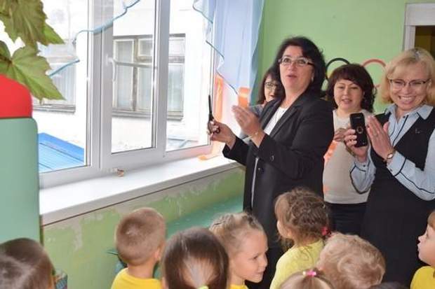 В России в детсаду торжественно открыли новые пластиковые окна и двери