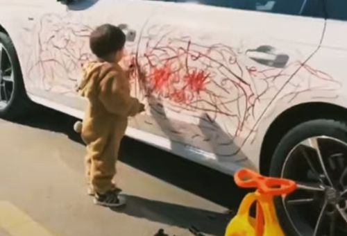 Малыш разрисовал белую машину красной помадой (ВИДЕО)