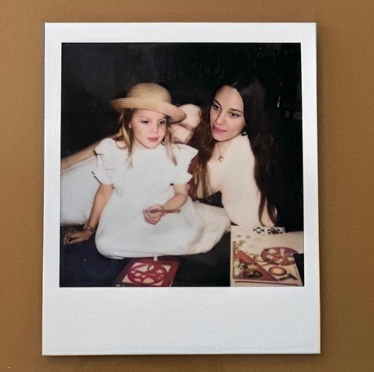 Анджелина Джоли обнародовала редкое фото со своей мамой (ФОТО)