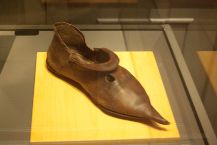 18 фактів про старовинне взуття, в порівнянні з якими мозоль від нових туфель здасться дрібницею.