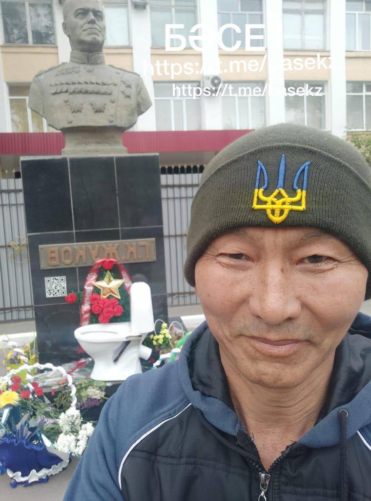 У Казахстані чоловік 9 травня приніс унітаз до пам'ятника Жукову: фото