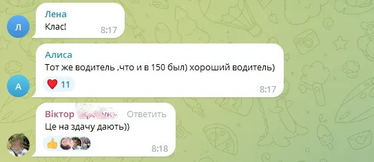 До мережі потрапив водій київського мікроавтобуса, який безкоштовно пригощає пасажирів солодощами.  Фото