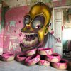 Художник проникає в покинуті будинки, щоб малювати на стінах графіті, що лякають (ФОТО)