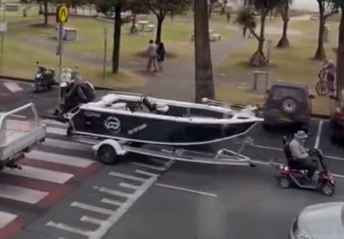 Чудак на скутере вёз по дороге лодку (ВИДЕО)