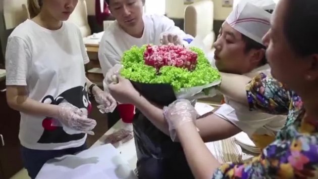 Вместо цветов - мясо. В Китае парень сделал необычное предложение руки и сердца