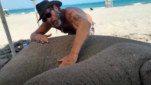 За допомогою піску та 20 ведер морської води скульптор створив реалістичного слоненя (ВІДЕО)