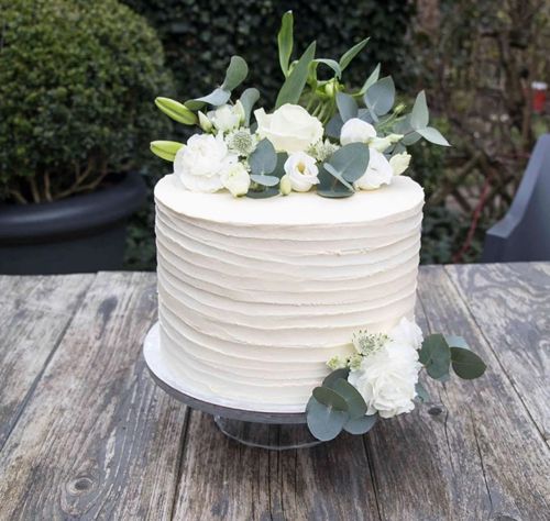 Чтобы сэкономить, невеста сделала фальшивый свадебный торт (ФОТО)