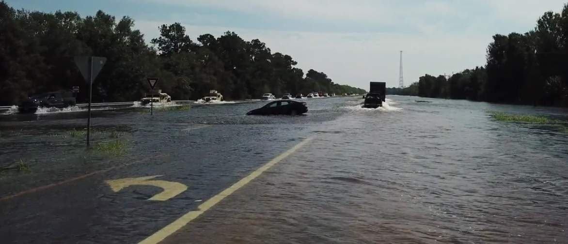 Последствия урагана \"Хьюстон\": соединяющее шоссе двух городов в Техасе ушло под воду (фото)  
