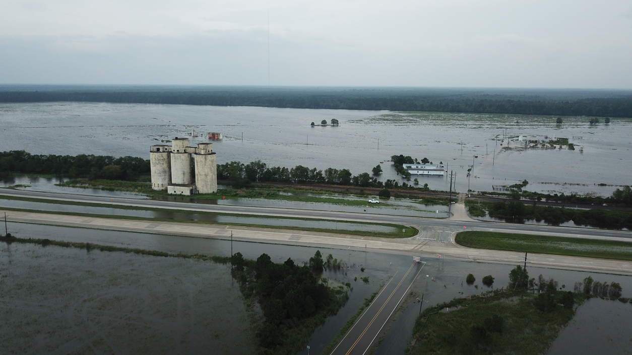 Последствия урагана \"Хьюстон\": соединяющее шоссе двух городов в Техасе ушло под воду (фото)  
