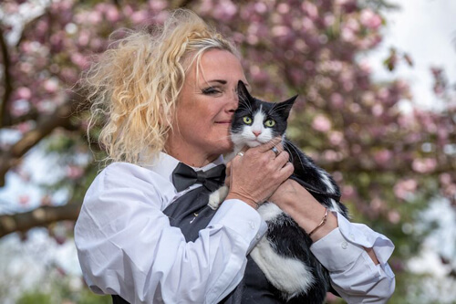 Хазяйка вийшла заміж за улюблену кішку, щоб домовласники не виселили тварину (ФОТО)