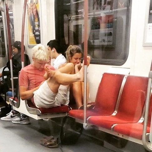 Странные люди, которых можно увидеть в метро