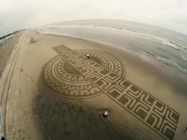 Тим Хукстра — художник создающий огромные рисунки на песке (ФОТО) 