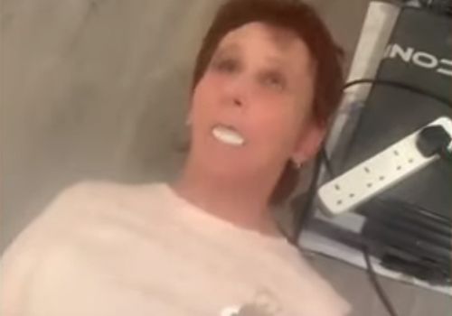 Тренажер, що вібрує, позбавив жінку зубних протезів (ВІДЕО)