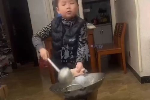 Мальчик научился не только готовить, но и одновременно танцевать (ВИДЕО)