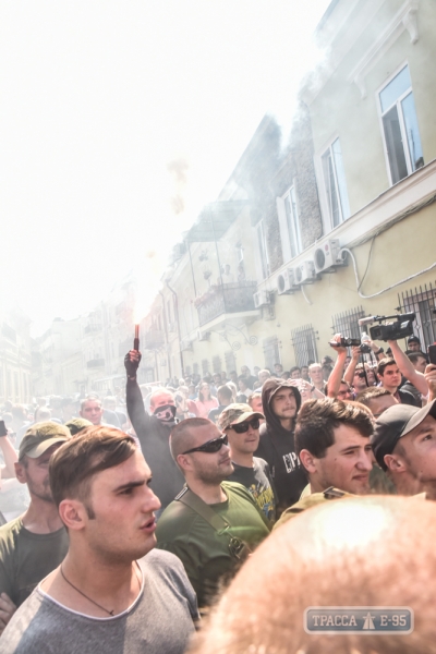 Около сотни человек рушат стройку возле Дома-стены в Воронцовском переулке (фото)