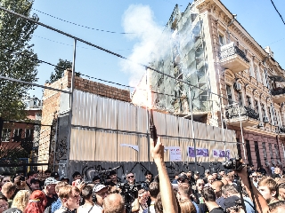 Около сотни человек рушат стройку возле Дома-стены в Воронцовском переулке (фото)