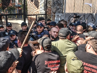 Около сотни человек рушат стройку возле Дома-стены в Воронцовском переулке (фото)
