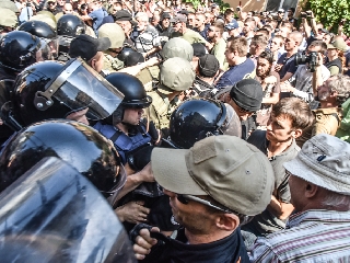 Около сотни человек рушат стройку возле Дома-стены в Воронцовском переулке (фото)