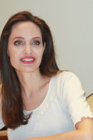 Джоли на премьере своего нового документального фильма о Камбодже