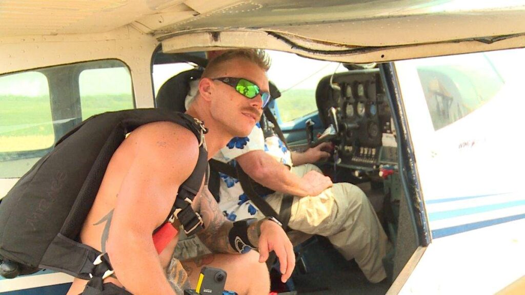 Голий американець виконав 60 стрибків із парашутом за добу