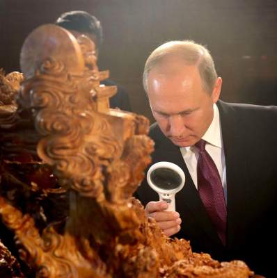 "Серьезнее матрешек ничего не поймет": в сети хохочут над Путиным