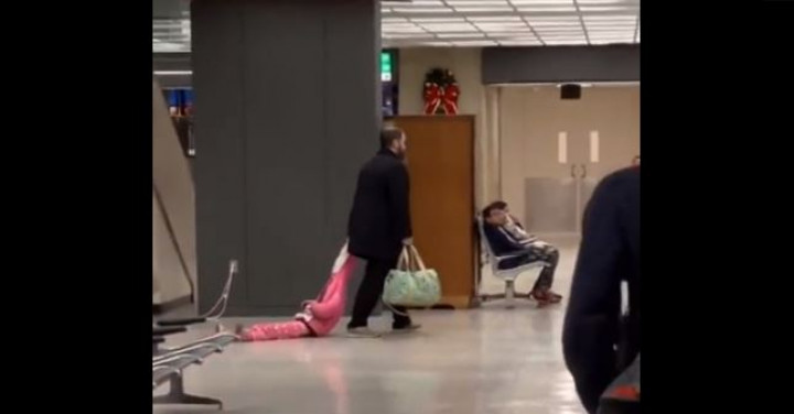Трудный ребенок в виде багажа: видео, которое рассмешило сеть (ВИДЕО)