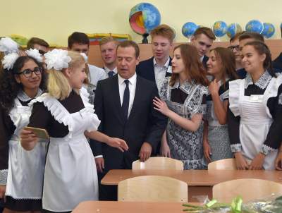 "Уже с гуриями в раю?": пользователи сети хохочут на Медведевым