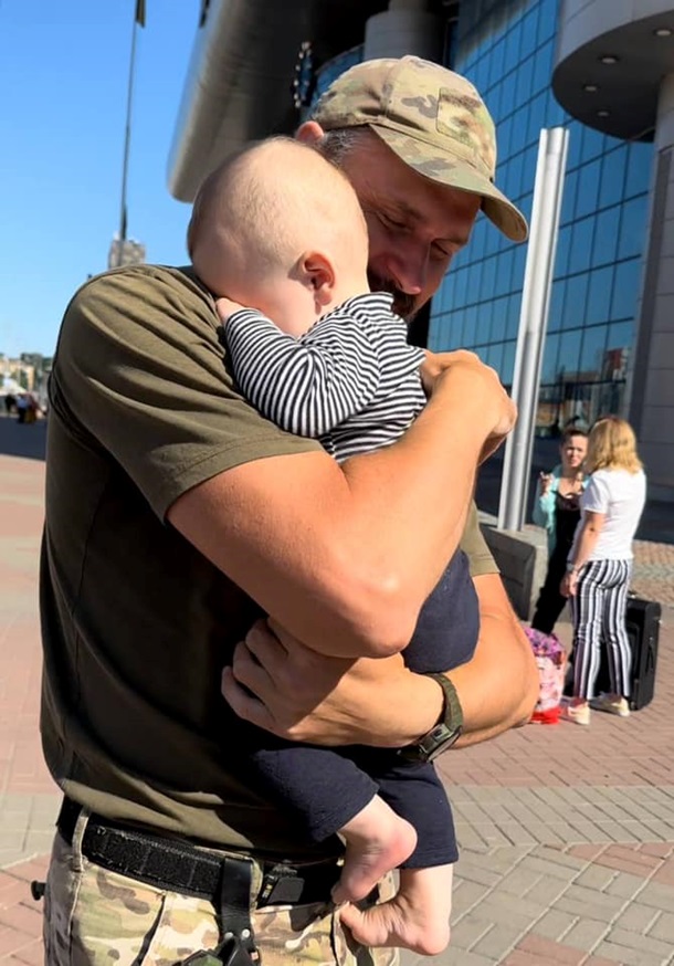 Сенцов повернувся додому та поділився фото із сином (ФОТО)