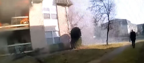 Поліцейські спіймали хлопчика, якого батько викинув з вікна будинку, що спалахнув (ФОТО)