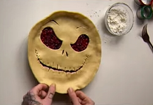 Кулінарка прикрашає свої пироги лякаючими обличчями (ВІДЕО)