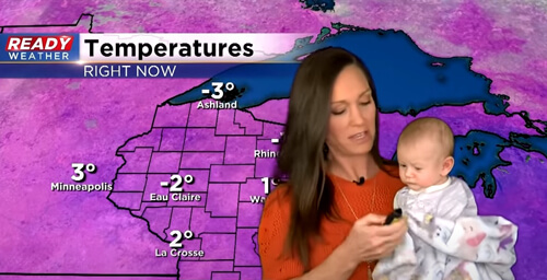 Дівчинка, яка з'явилася з мамою у прогнозі погоди, стала найменшим метеорологом у світі (ВІДЕО)