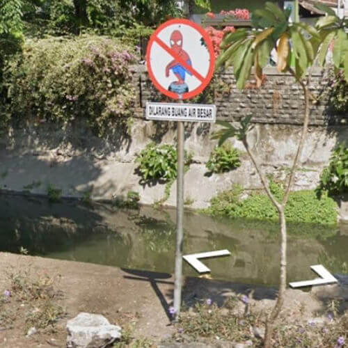 Странный дорожный знак запрещает Человеку-Пауку испражняться (ФОТО)