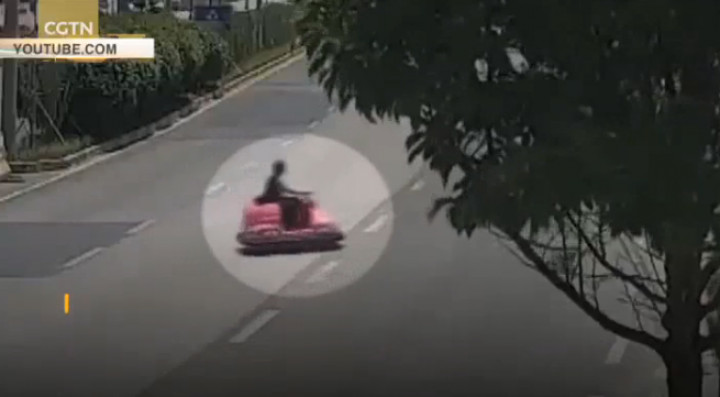 Женщина ехала на детском автомобиле по оживленной трассе в Китае (видео)