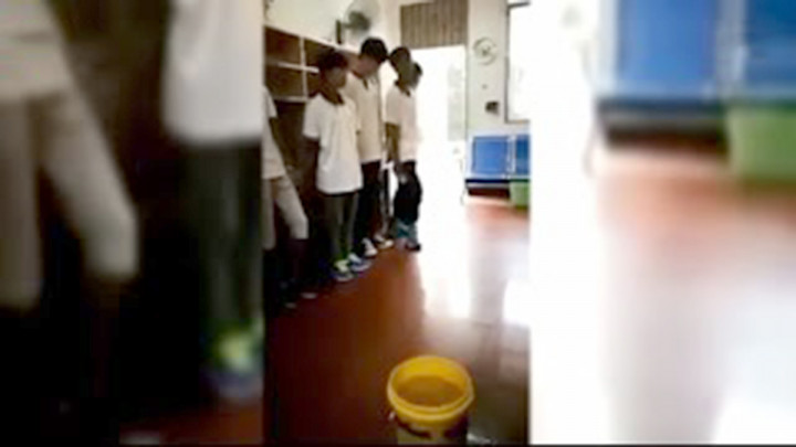 Учитель заставил учеников топить смартфоны в ведре (видео) 