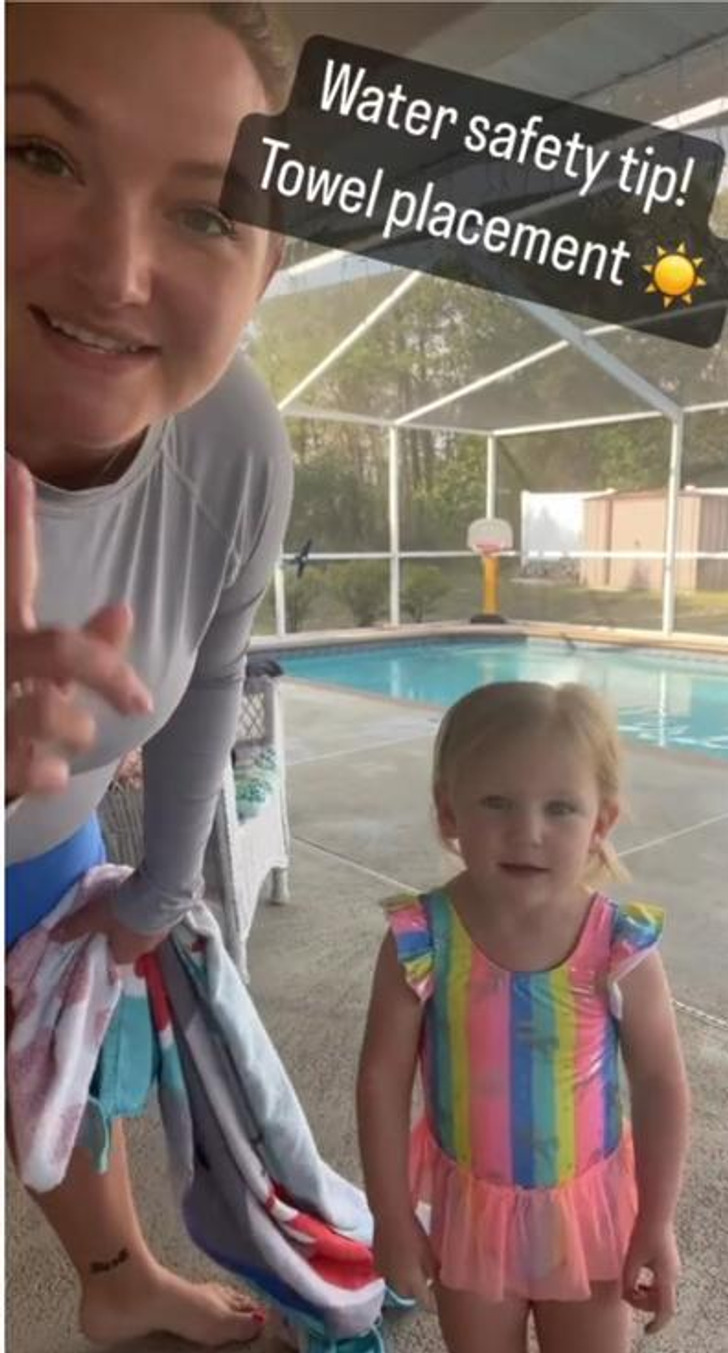 Інструктор з плавання пояснила, чому не можна замотувати дитину в рушник після басейну