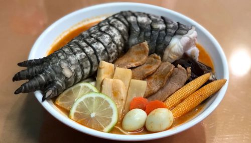 В ресторане начали готовить суп с крокодильими лапами (ФОТО)