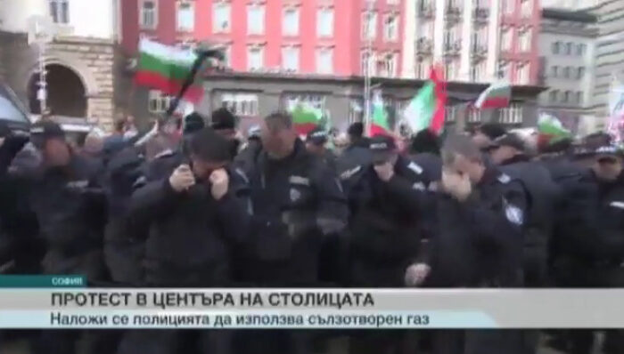 На мітингу у Болгарії поліцейські розігнали самі себе (відео) 