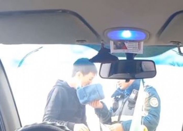 Відео: незвичайний алкотестер від дорожнього інспектора в Каракалпакстані (ВІДЕО)