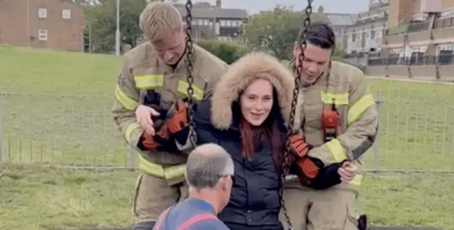 Сміялися всі: молоду маму, яка застрягла в дитячій гойдалці, врятували пожежники (фото) 