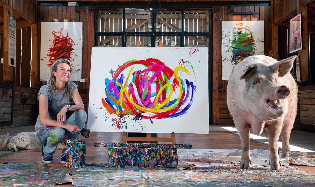 Картини, намальовані свинкою, продали за 1,2 млн доларів (ФОТО) 