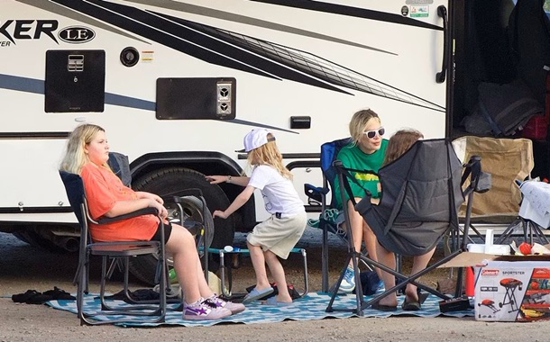 Акторка Торі Спеллінг живе у фургоні на тлі розриву з чоловіком (ФОТО)