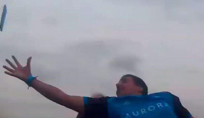 Чоловік на американських гірках на льоту впіймав смартфон (відео)