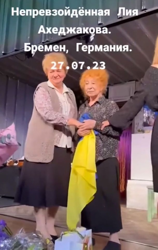 Лія Ахеджакова вийшла на сцену театру з прапором України (ФОТО)