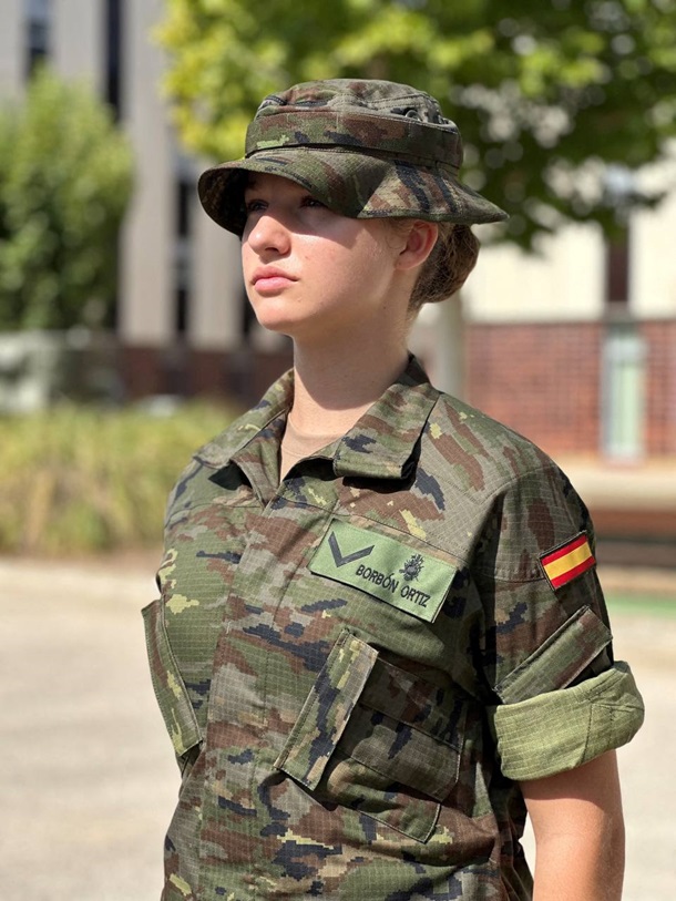 Принцеса Іспанії пішла на військову службу (ФОТО)