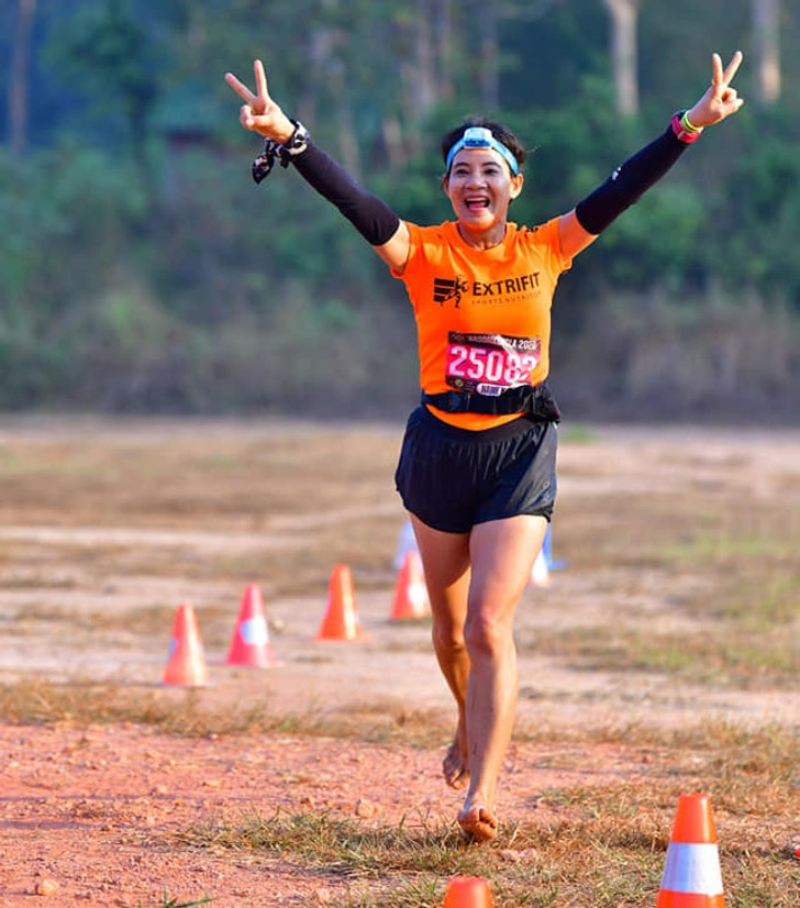 Жінка фінішувала у марафоні з безпритульним цуценям, якого врятувала дорогою